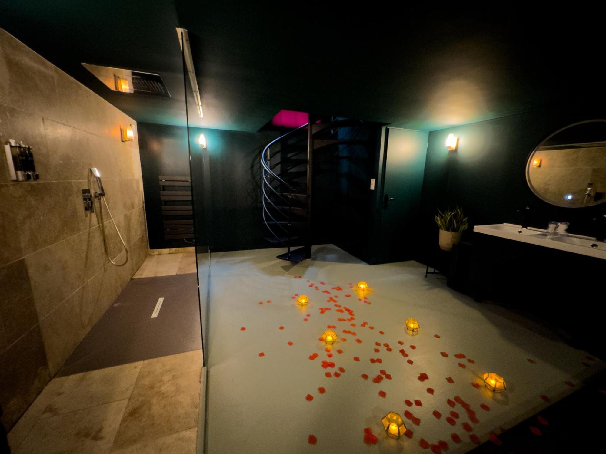 Mieuxqualhotel Jacuzzi Privatif Velvet Desire بوردو المظهر الخارجي الصورة