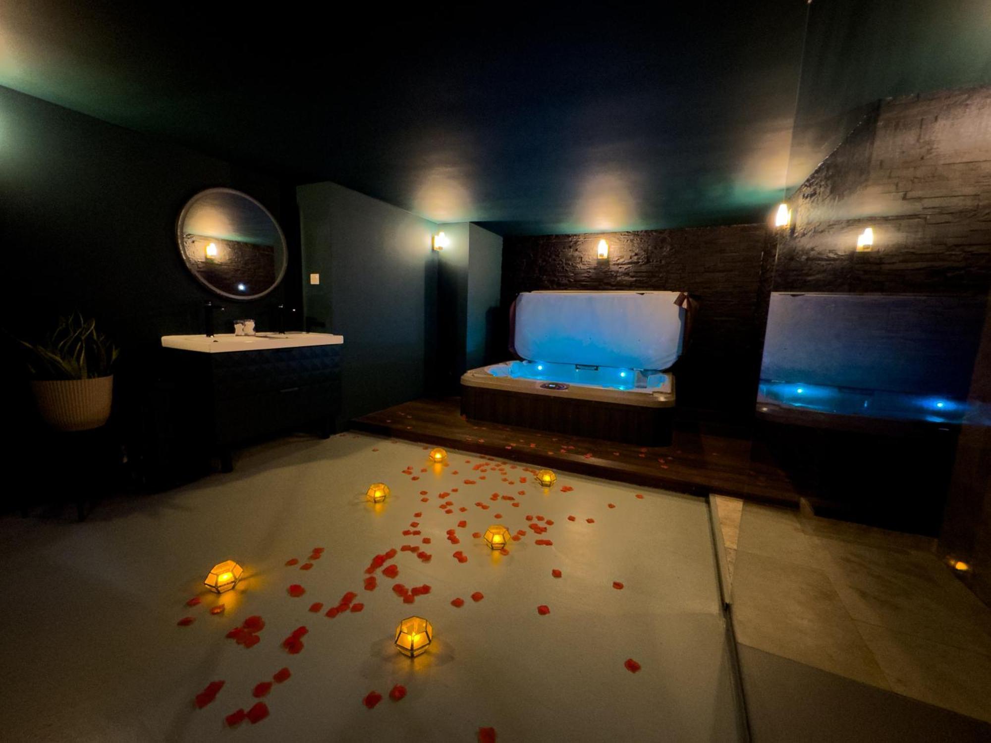 Mieuxqualhotel Jacuzzi Privatif Velvet Desire بوردو المظهر الخارجي الصورة